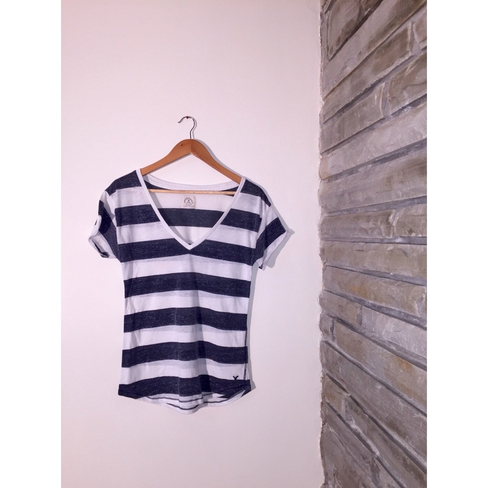 American Eagle outfitters// •size medium•